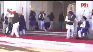 بالفيديو: لحظة محاولة اغتيال زعيم حزب "شيروماني أكالي دال" في الهند بإطلاق النار عليه