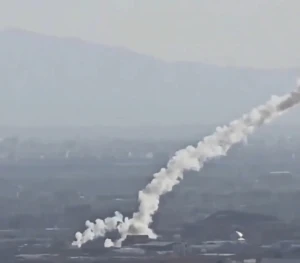 بالفيديو: لحظة فشل إطلاق صاروخ باليستي إيراني وسقوطه على منازل مدنيين وسط طهران.. وأنباء عن مقتل العشرات