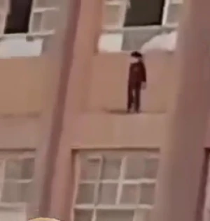 فيديو لطالب خارج شرفة مدرسة يثير الجدل في مصر