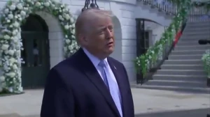 ترامب :"بإمكاننا المغادرة الآن لكنني أريد إنهاء الأمر مع إيران.. إنهم مجانين ولا يمكنك وضع أسلحة نووية في أيدي مجنون"