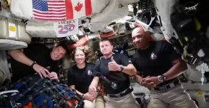 "صنعتم التاريخ".. بالفيديو: ترامب يفاجئ طاقم "أرتميس 2" باتصال هاتفي بعد انطلاقهم حول القمر