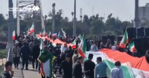 بالفيديو.. إيرانيون يحتشدون فوق “الجسر الأبيض” بالأهواز بعد تهديدات ترامب باستهداف الجسور في إيران