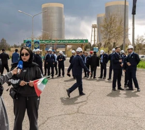 أول صور لخروج موظفي منشآت الطاقة في إيران لتشكيل سلاسل بشرية تمهيداً لانتهاء مهلة ترامب