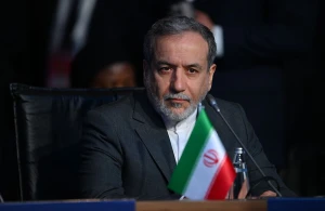 وزير الخارجية الإيراني يعلن فتح مضيق هرمز بشكل آمن أمام جميع السفن