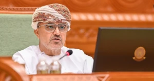 أول تعليق لوزير النقل العماني حول حقيقة  فرض رسوم على عبور السفن بمضيق هرمز