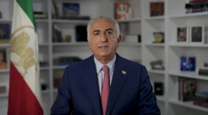 "أصبحنا أكثر عزلة وبغضا في المنطقة ".. أول تعليق لولي عهد إيران السابق على وقف إطلاق النار