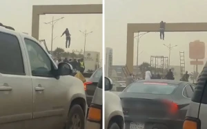 بالفيديو.. ردة فعل مواطنين تفاجأوا بعامل مصري معلقًا أعلى جسر بعد انهيار السقالة