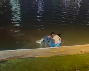 منقذ في اللحظة الأخيرة… بالفيديو : شاب مغربي ينقذ فتاة صينية من الغرق ويصبح حديث الإعلام الصيني