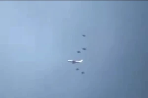 بالفيديو.. 5 مقاتلات باكستانية ترافق طائرة الوفد الأمريكي قبيل هبوطها في إسلام آباد