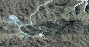 بالتزامن مع المفاوضات في باكستان.. صور فضائية تكشف ما تفعله إيران حول منشأة أصفهان النووية