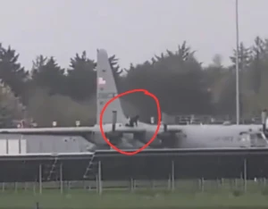 فيديو يوثق لحظة قيام رجل بإتلاف طائرات عسكرية أمريكية