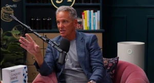 يصل إلى مجرى الدم والدماغ.. بالفيديو: خبير تغذية يكشف خطورة رش العطر على الرقبة