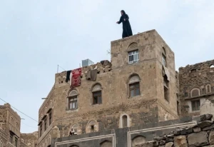 بالفيديو.. لحظة انتحار فتاة يمنية بالقفز من أعلى سطح منزلها بعد إجبارها على العودة لزوجها!