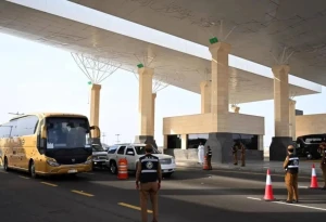 الداخلية تعلن عقوبة من يتقدم بطلب إصدار تأشيرة زيارة لشخص يقوم أو يحاول أداء الحج دون تصريح main