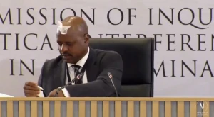 "المناديل التصقت بجبهته".. فيديو طريف لمسؤول في جنوب أفريقيا أثناء محاكمته!