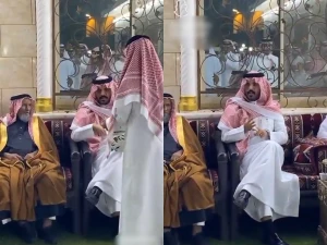 فيديو لطريقة جلوس "غازي الذيابي" في أحد المجالس إلى جانب أحد كبار السن يضعه في دائرة الانتقادات