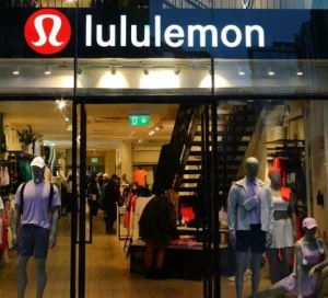 السلطات الأمريكية تحقق مع شركة الملابس الرياضية   "لولو ليمون" الشهيرة  بشأن احتمال احتواء الملابس على مواد سامة خطيرة