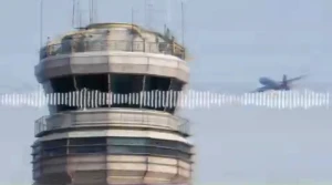 بالفيديو.. تصرف غريب من طيّارين أمريكيين أثناء اقترابهما من الهبوط فوق مطار بواشنطن وفتح تحقيق معهما