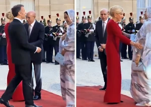 بالفيديو.. موقف محرج للرئيس الفرنسي أثناء ذهابه لمصافحة زوجة الرئيس الموريتاني