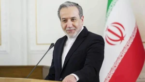 رسمياً.. وزير خارجية إيران يعلن فتح مضيق هرمز بالكامل