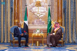 بالصور : ولي العهد يلتقي رئيس مجلس السيادة الانتقالي السوداني