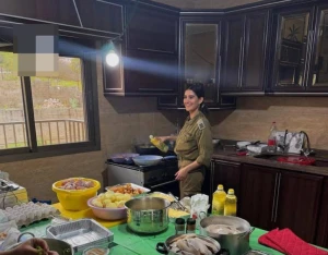 صورة لمجندة إسرائيلية تعد الطعام من داخل منزل في جنوب لبنان بعد هروب عناصر "حزب الله " وترك منازلهم