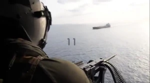 فيديو لمروحية عسكرية أمريكية تحذر سفينة إيرانية حاولت عبور مضيق هرمز بالعودة إلى موانئ إيران