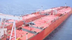 جزء من أسطولها الخفي.. بالفيديو: الجيش الأمريكي يعترض ناقلة نفط إيرانية