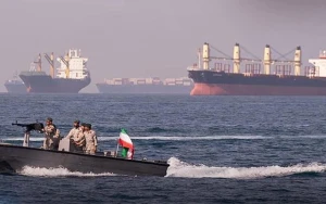 الحرس الثوري الإيراني يهاجم سفينة حاويات بالقرب من مضيق هرمز.. و"البحرية البريطانية" تكشف تفاصيل الحادث!