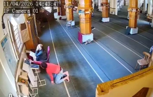 بالفيديو: لص يستغل خشوع أحد المصلين في مسجد بمدينة رأس البر بمصر ويسرق هاتفه