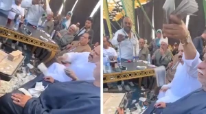 مصر .. بالفيديو: شخص يلقي مليون جنيه  تحت الأقدام في حفل زفاف و يثير الجدل في الشارع المصري