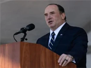 “توترات استمرت لأشهر مع وزير الحرب".. الكشف عن تفاصيل إقالة وزير البحرية الأمريكي من منصبه!