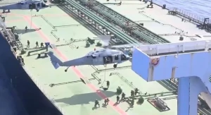 بالفيديو.. لحظة محاصرة الجيش الأمريكي لسفينة نفط إيرانية والسيطرة عليها في المحيط الهادئ