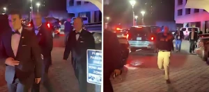 بالفيديو: الشرطة الأمريكية تمنع المارة من الاقتراب من الفندق الذي يتواجد بداخله ترامب بعد حادث إطلاق نار