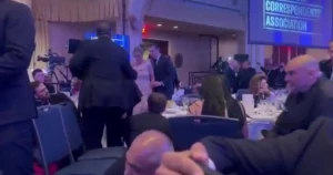 فيديو جديد لعدد من كبار المسؤولين وأعضاء إدارة ترامب وهم في حالة ارتباك ويقومون بالاختباء والانبطاح أسفل الطاولات أثناء تدخل جهاز الخدمة السرية وإخلاء القاعة