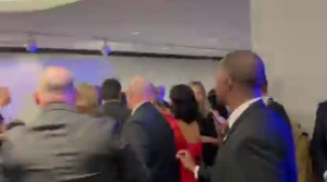 بالفيديو.. لحظة إجلاء وزير الدفاع الأمريكي بعد واقعة إطلاق النار خلال عشاء مراسلي البيت الأبيض!