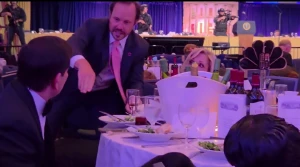 فيديو جديد للحظة اختباء وزير الخارجية الأمريكي ماركو روبيو تحت طاولة الطعام  قبل إجلاؤه من الموقع