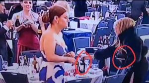 بعد حادثة إطلاق النار .. فيديو يوثق سرقة زجاجات الخمر داخل قاعة حفل عشاء مراسلي البيت الأبيض