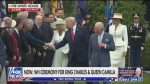 لحظة محرجة .. بالفيديو: ترامب يتجاوز البروتوكول أمام زوجة الملك تشارلز ويصافح الحضور  أثناء اللقاء