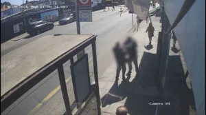 بالفيديو: لحظة الهجوم على شخص يهودي وطعنه في الشارع بلندن أمام المارة