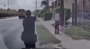 بالفيديو.. تبادل إطلاق نار بين شرطي أمريكي ومسلح أمام مدرسة في ولاية تكساس