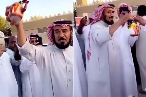 بالفيديو.. بيع إبريق شاي نادر في مزاد بسوق الزل بالرياض بأكثر من 5 آلاف ريال