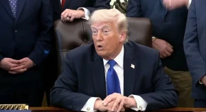 بالفيديو.. ترامب يقاطع مراسلًا أثناء حديثه عن ارتفاع سعر البنزين.. ويكشف متى ستنخفض الأسعار