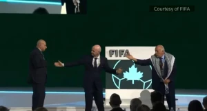 بالفيديو: رئيس اتحاد الكرة الفلسطيني يرفض مصافحة ممثل الاتحاد الإسرائيلي في مؤتمر لـ "الفيفا