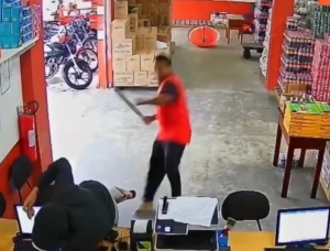 الأكثر تداولًا في البرازيل.. بالفيديو: موظفو متجر شجعان يتصدّون بالسواطير للصوص مسلحين أحدهما بترت ذراعه