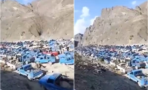 بالفيديو.. حشود مئات المركبات بين إيران وباكستان لتهريب البنزين وبيعه بأسعار زهيدة