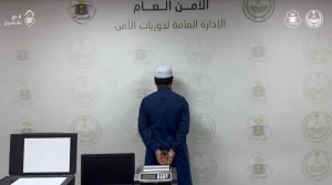 بالفيديو.. لحظة القبض على مقيم لارتكابه عمليات نصب واحتيال بنشر إعلانات خدمات حج وهمية