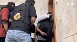 بالفيديو: لحظة مداهمة شقة سكنية في مكة يستخدمها 18 مقيماً لتزوير الإقامات وبطاقات نسك وأساور الحج.. والكشف عن جنسياتهم
