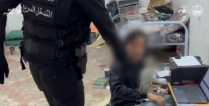 بالفيديو.. لحظة القبض على مقيمين ارتكبا عمليات نصب واحتيال بنشر إعلانات خدمات حج وهمية في مكة.. والكشف عن جنسيتهما