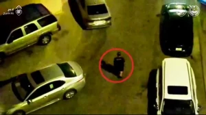 بالفيديو: لحظة مداهمة شقة سكنية في مكة يستخدمها مقيمين لتزوير الإقامات وبطاقات نسك وأساور الحج.. والكشف عن جنسيتهما